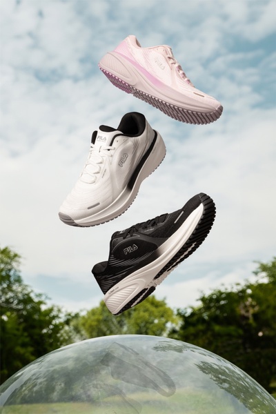 running shoes, athletic sneakers, walking shoes, sports footwear, training sneakers, product demo, brand awareness, lifestyle, fresh, energetic, neutral